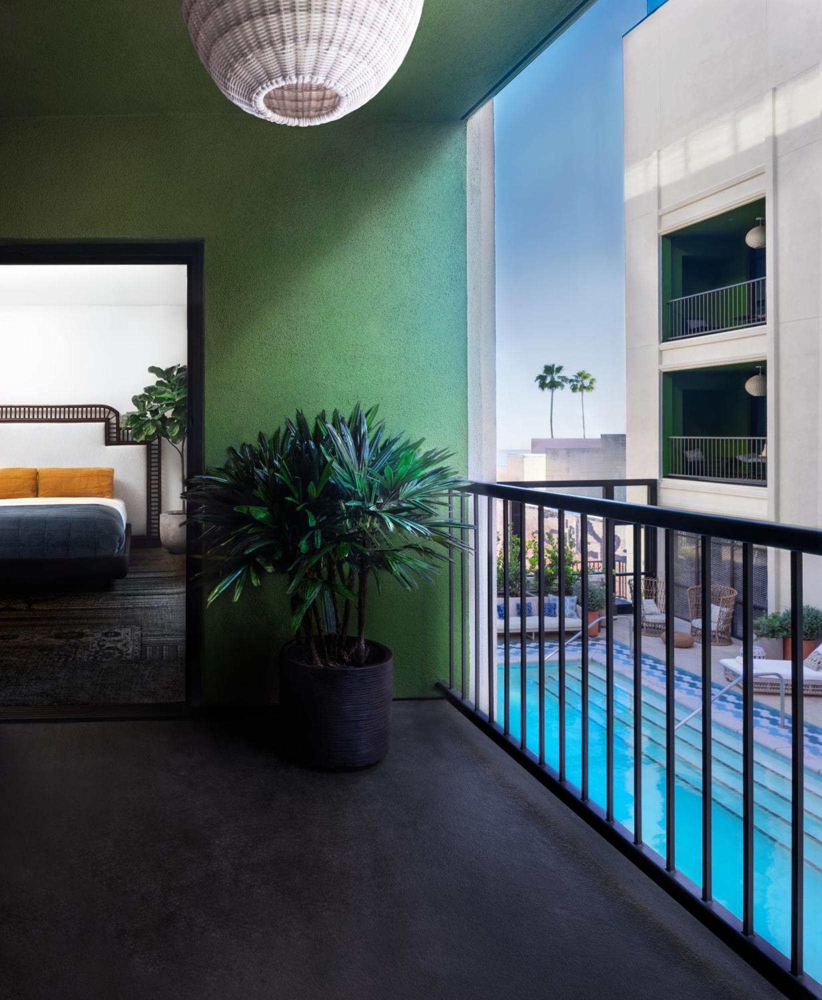 Pool Club Suite