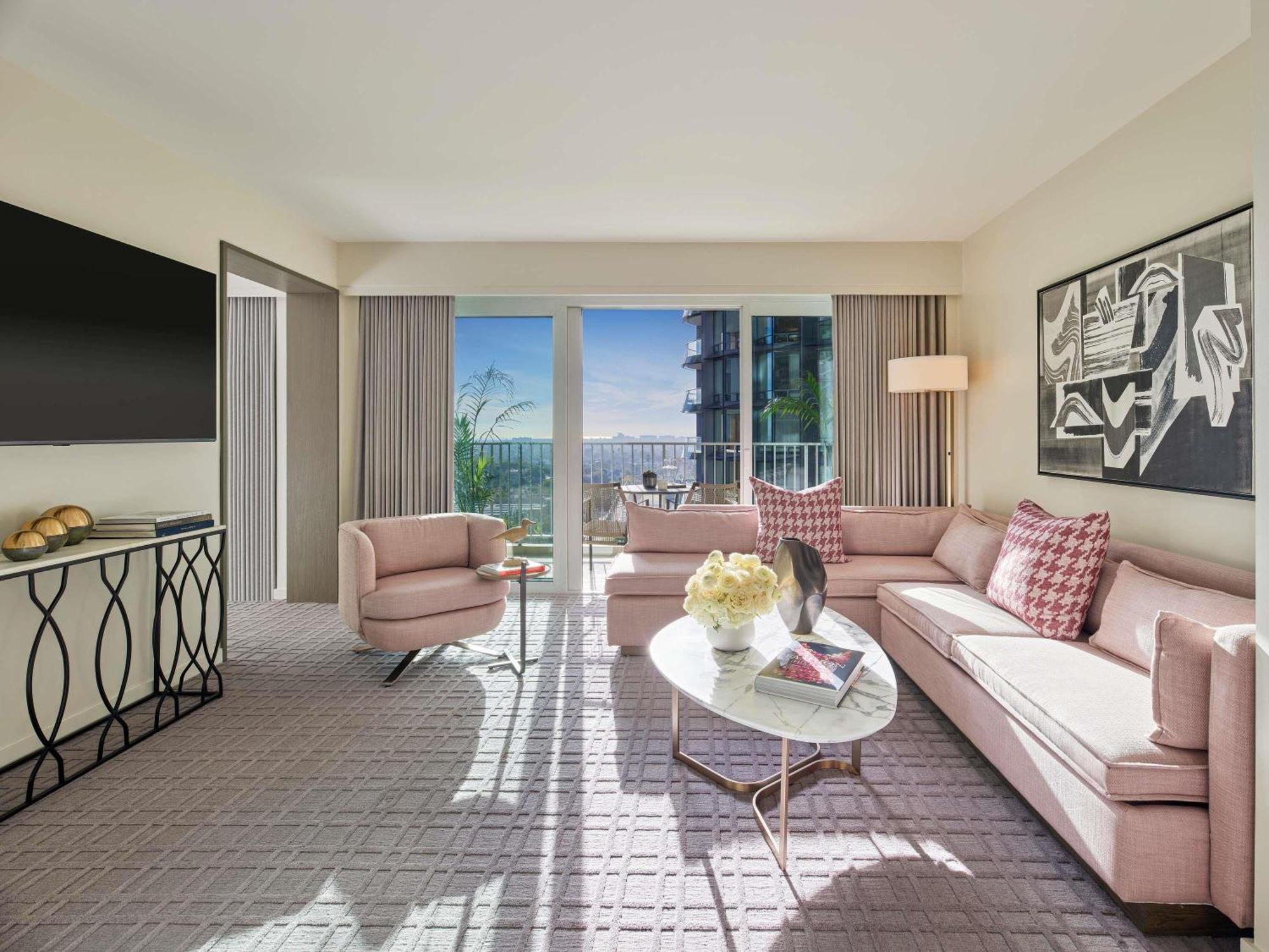 Producers One Bedroom Suite Roll Shower Lounge Access Mobility Hearing Access